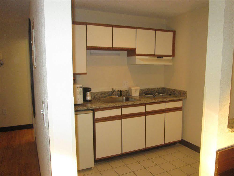 Red Roof Inn Plus+ & Suites גילפורד מראה חיצוני תמונה