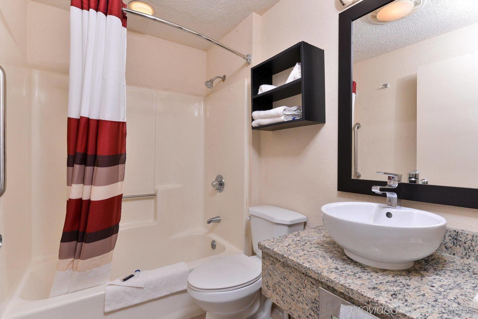 Red Roof Inn Plus+ & Suites גילפורד מראה חיצוני תמונה