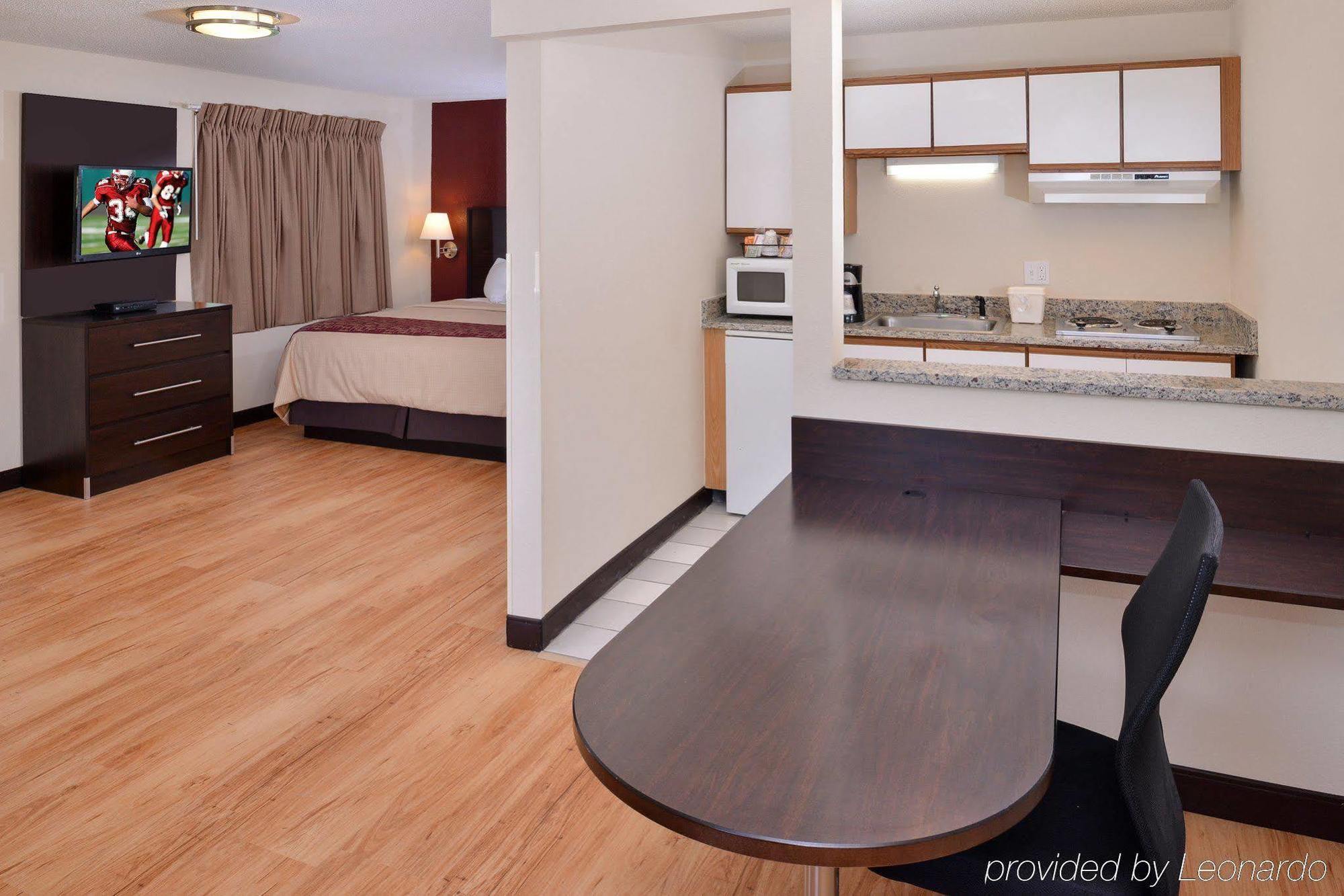 Red Roof Inn Plus+ & Suites גילפורד מראה חיצוני תמונה