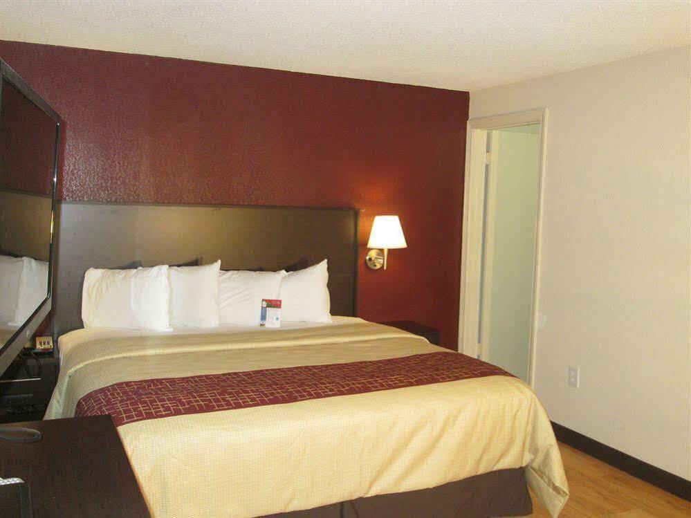 Red Roof Inn Plus+ & Suites גילפורד מראה חיצוני תמונה