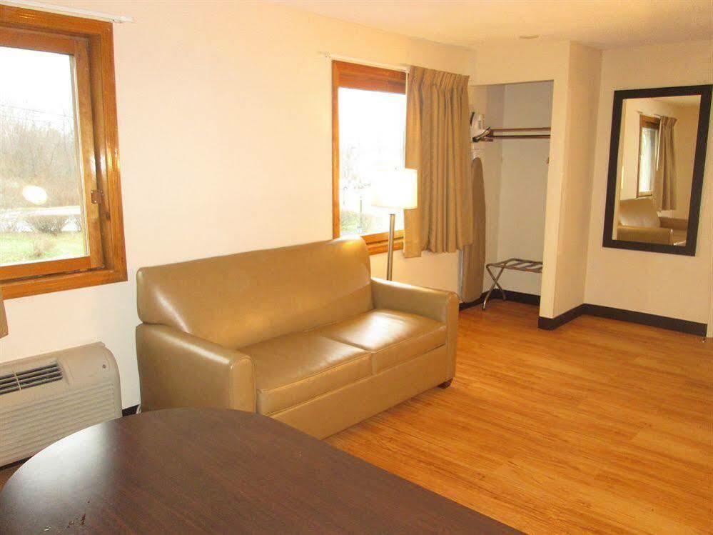 Red Roof Inn Plus+ & Suites גילפורד מראה חיצוני תמונה