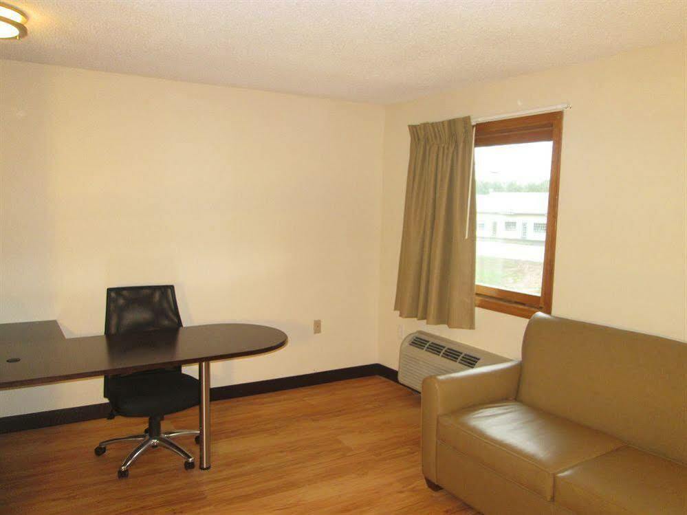 Red Roof Inn Plus+ & Suites גילפורד מראה חיצוני תמונה